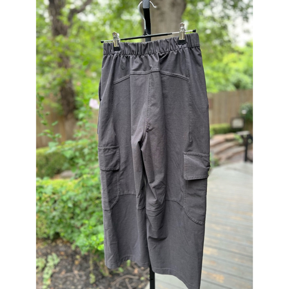 Lululemon Light Utilitech Cargo Pocket High-Rise Crop
Graphite Grey size 24 / 4 - Picture 1 of 13